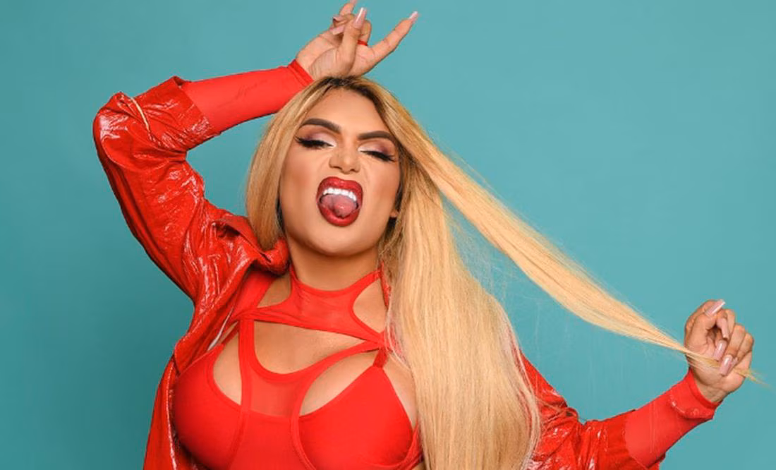 El momento sucedió cuando la conductora Andrea Legarreta procedió a presentar a Wendy, quien se acercó a saludar a los demás conductores y cuando tocó el turno de Araiza ninguno de los dos calculó la distancia y terminaron dándose un beso en los labios. Instagram. @soywendyguevaraoficial