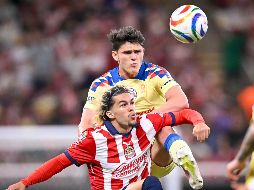 Israel Reyes impide la recepción de Cade Cowell, durante el primer juego entre la semifinal entre Chivas y América. IMAGO7/E. Espinosa