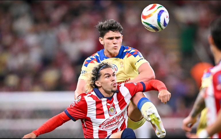 Israel Reyes impide la recepción de Cade Cowell, durante el primer juego entre la semifinal entre Chivas y América. IMAGO7/E. Espinosa