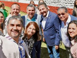 Frangie se tomó fotografías con profesores por el Día del Maestro. ESPECIAL