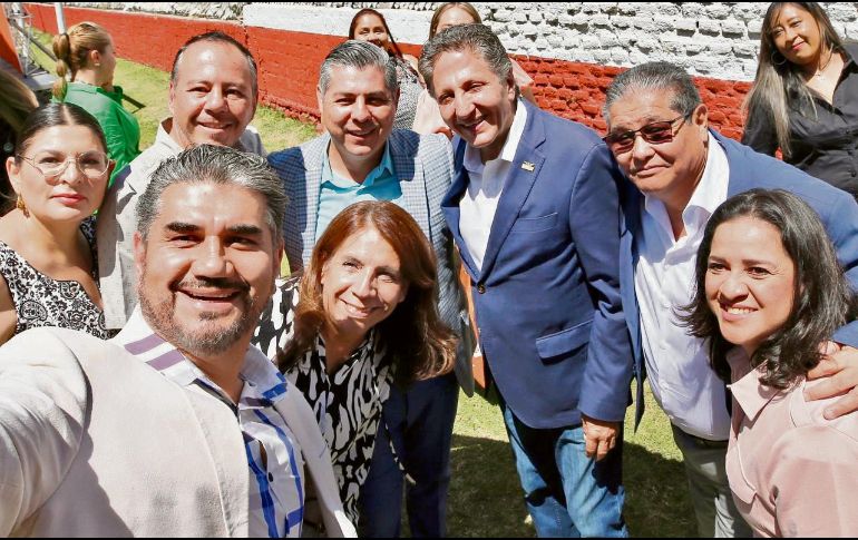 Frangie se tomó fotografías con profesores por el Día del Maestro. ESPECIAL