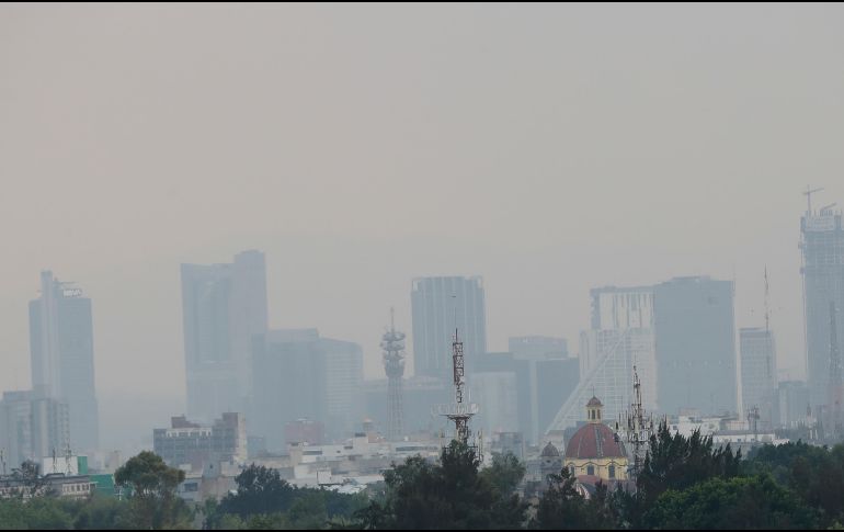 El viento débil y la alta radiación solar han impedido que mejore la calidad del aire en la Ciudad de México. EFE/M. Guzmán