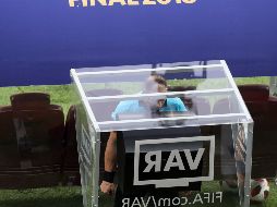 Desde su implementación en la Premier League, el VAR ha sido objeto de polémicas. AP/ARCHIVO