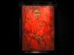 El primer retrato oficial del rey británico, Carlos III, realizado por el retratista Jonathan Yeo, donde se ve al monarca vestido y envuelto en rojo, del uniforme de los Guardias Galeses con el que fue nombrado su coronel en 1975, está expuesto al público en la galería londinense Philip Mould hasta el 14 de junio. EFE/G. Garrido.