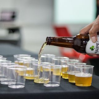 Realizan cata de cerveza en Librería Carlos Fuentes