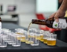 Las cuatro variedades de la cerveza Naipe fueron degustadas por los asistentes y explicadas por Omar Soberanes, fundador de la compañía. EL INFORMADOR/H. Figueroa