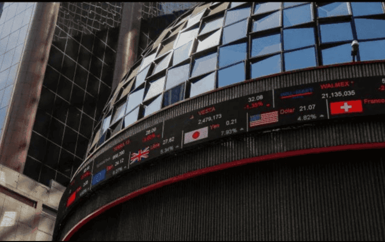 En la jornada, el peso se apreció un 0.48% frente al dólar, al cotizar a 16.6 unidades por billete verde, luego de los 16.68 en la jornada previa, según datos del Banco de México. NTX / ARCHIVO