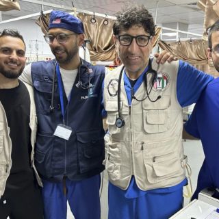 Atendían a oleadas de heridos en Gaza, pero luego un ataque israelí atrapó a los médicos extranjeros