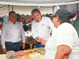 Entre los pasillos de un popular tianguis de la colonia Parques del Auditorio, el emecista expone su apoyo a comerciantes. ESPECIAL