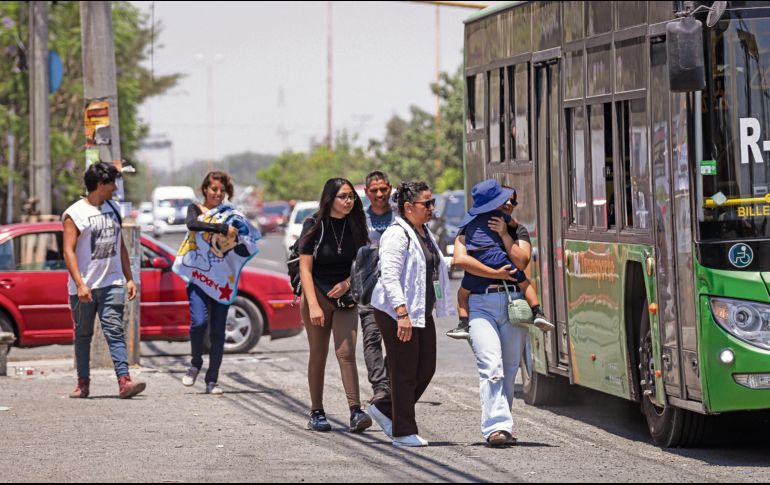 Mientras en Guadalajara solamente 1 de cada 10 calles no tienen banqueta, en El Salto son la mayoría. EL INFORMADOR/ H. Figueroa