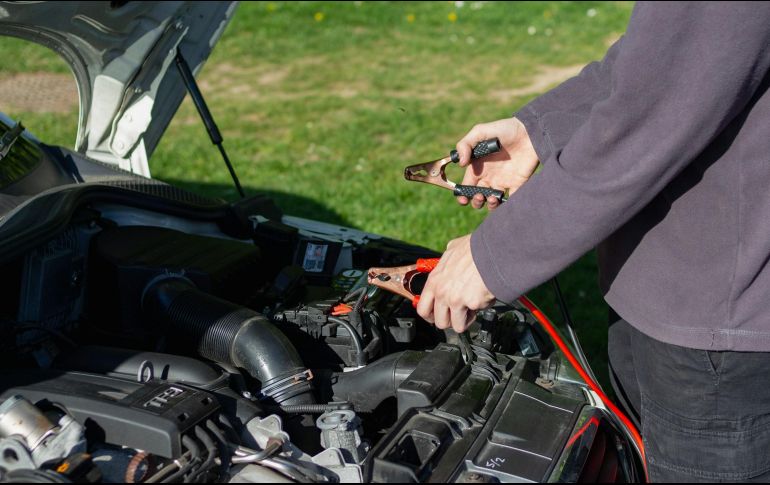 Un seguro protege a las personas dentro del auto, cubre los daños al vehículo, y también ampara los bienes de terceros que puedan verse afectados en caso de un accidente o siniestro. ESPECIAL / Foto de Daniel @ bestjumpstarterreview.com en Unsplash