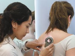 Hacemos muy bien en vigilar nuestra piel. Además, acudir al dermatólogo para una evaluación anual y revisar la piel de manera regular son dos medidas excelentes. SUN / ARCHIVO