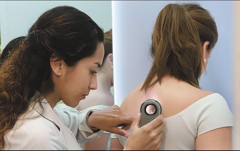 Hacemos muy bien en vigilar nuestra piel. Además, acudir al dermatólogo para una evaluación anual y revisar la piel de manera regular son dos medidas excelentes. SUN / ARCHIVO
