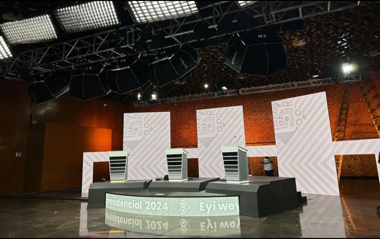Aspectos de los preparativos finales para lo que será el escenario del último debate presidencial en México.SUN/Berenice Fregoso