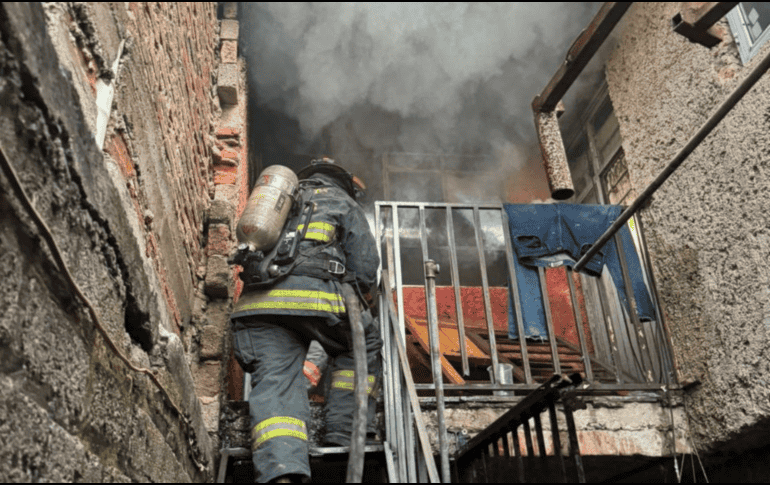 Bomberos tapatíos controlaron el fuego en la vivienda, mientras que personal de la Fiscalía estatal acudió al punto para investigar los hechos. ESPECIAL