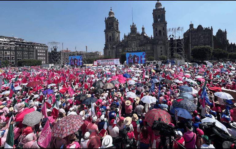 Integrantes de la CNTE y de la Marea Rosa llegaron a confrontarse esta mañana en el plantón del Zócalo de la CDMX. SUN/ Berenice Fregoso
