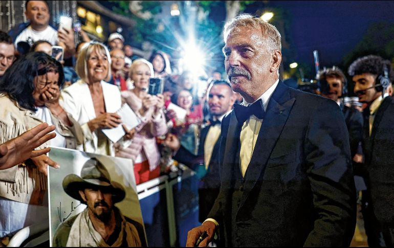 El actor estadounidense Kevin Costner se reúne con sus fans después de la proyección de la película “Horizon: An American Saga” en la 77ª edición del Festival de Cine de Cannes. AFP