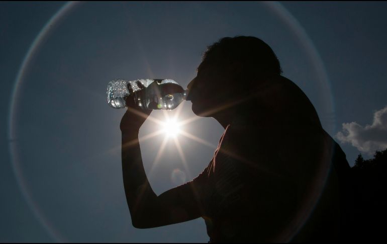 Ante la ola de calor, sugieren tomar agua simple, aunque no tengas sed, incluso de noche. EFE / ARCHIVO
