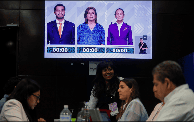 Periodistas escuchan el debate presidencial este domingo, en el Centro Cultural Universitario Tlatelolco en la Ciudad de México. EFE / I. Esquivel