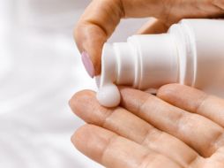 Utilizar protector o bloqueador solar protegerá a nuestra piel de los rayos UVA y UVB. ESPECIAL/ Foto de AdoreBeautyNZ en Pixabay