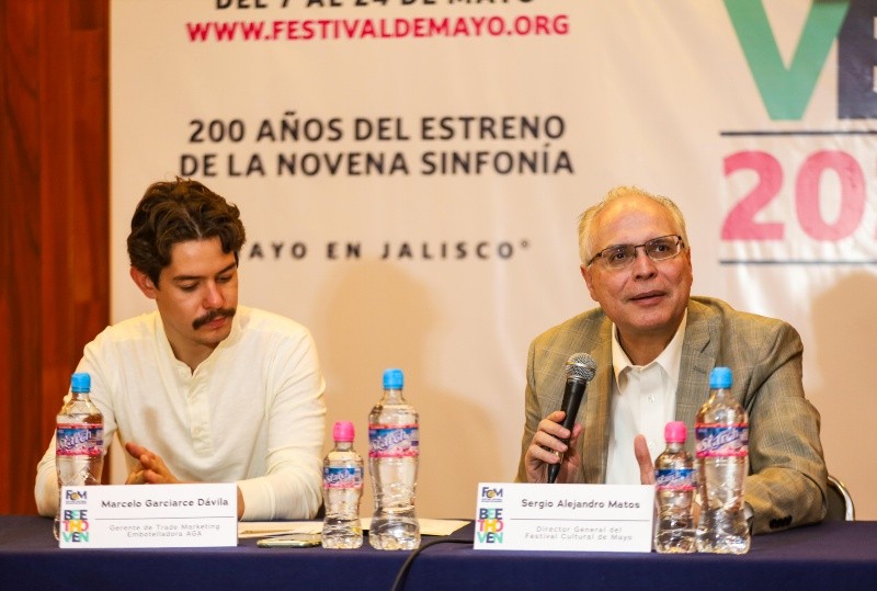 Sergio Alejandro Matos (der), director del FCM y Marcelo Garciarce Dávila (izq), nieto de don Jorge y gerente de Trade Marketing Embotelladora Aga, hablaron de los pormenores del galardón. EL INFORMADOR / A. Navarro 