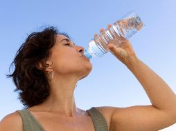 El agua es el líquido que no aporta calorías extra, sin embargo no es la que mejor hidrata a nuestro cuerpo ESPECIAL / FREEPIK