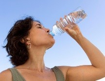 El agua es el líquido que no aporta calorías extra, sin embargo no es la que mejor hidrata a nuestro cuerpo ESPECIAL / FREEPIK