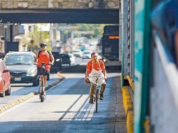 Este medio observó ayer a un usuario de patín eléctrico y a un ciclista compartiendo el carril del Macrobús, pese a que está prohibido. EL INFORMADOR/ A. Navarro