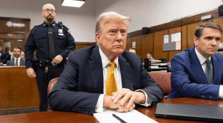 La defensa del expresidente Donald Trump concluyó este martes su presentación de pruebas y testigos en juicio penal en Nueva York. EFE/EPA/JUSTIN LANE / POOL