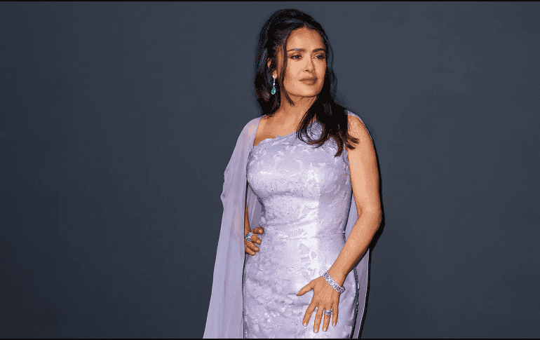 El diseño es de la firma Gucci y complementó su look con joyería de Boucheron. ESPECIAL / X / @Festival_Cannes