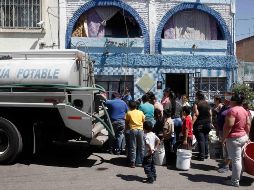 Ante la falta de respuesta del SIAPA, que ofrece el servicio de pipas de forma gratuita, los ciudadanos han tenido que romper el cochinito para pedir que privados les lleven el líquido a sus casas. EL INFORMADOR/Archivo