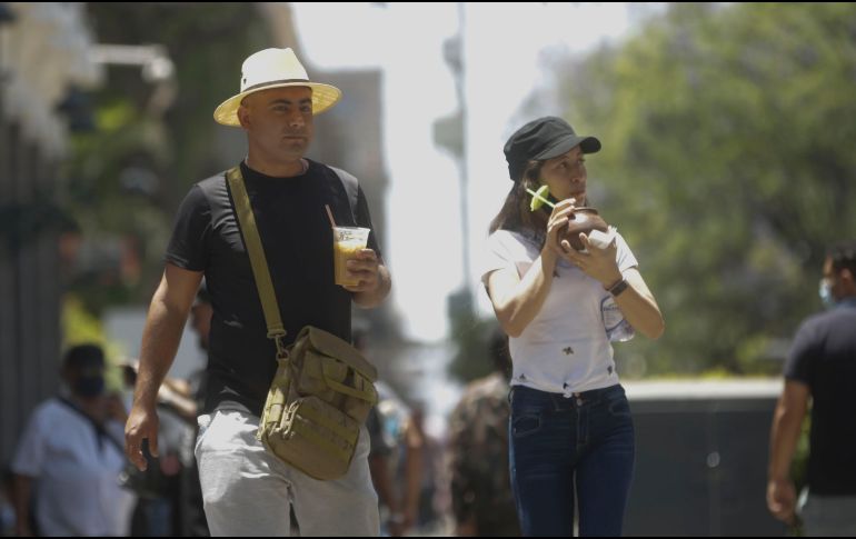 Ante las altas temperaturas, recomiendan a la población tomar medidas preventivas como hidratarse adecuadamente. EL INFORMADOR / ARCHIVO