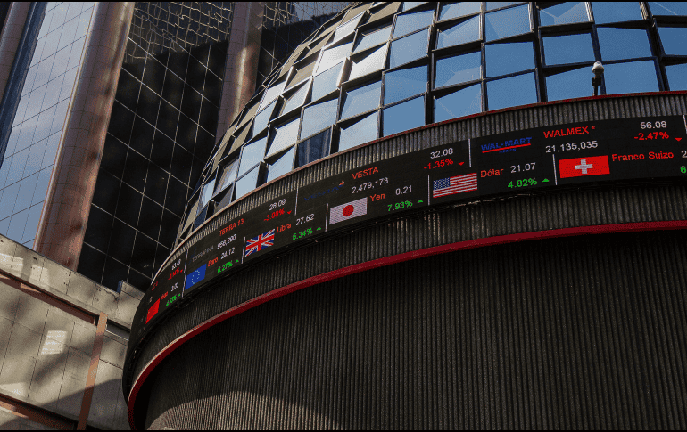 En la jornada, el peso se depreció un 0.24% frente al dólar, al cotizar a 16.67 unidades por billete verde, luego de los 16.63 en la jornada previa, según datos del Banco de México. NTX / ARCHIVO