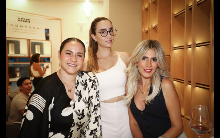 Karla Navarro, Frida Guerrero y Daniela Zaragoza en el showroom de Thompson Puerto Vallarta Hotel & Residences. GENTE BIEN JALISCO/ Cortesía