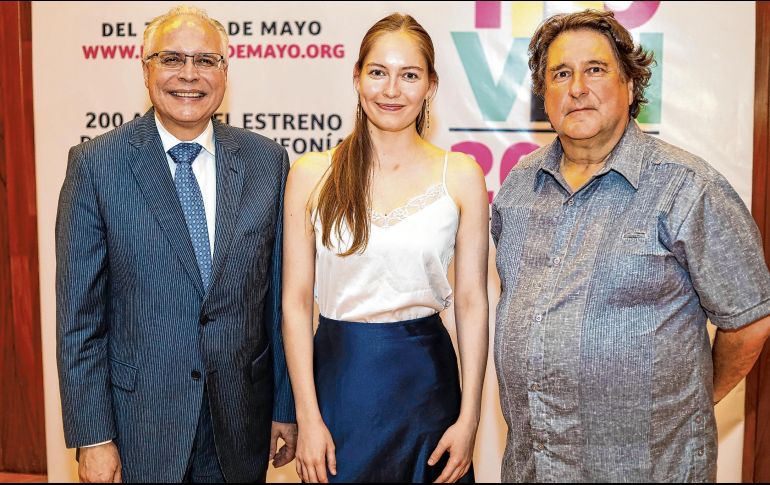 La violinista Geneva Lewis posa junto a Johannes Wildner, director de orquesta. EL INFORMADOR/ A. Navarro