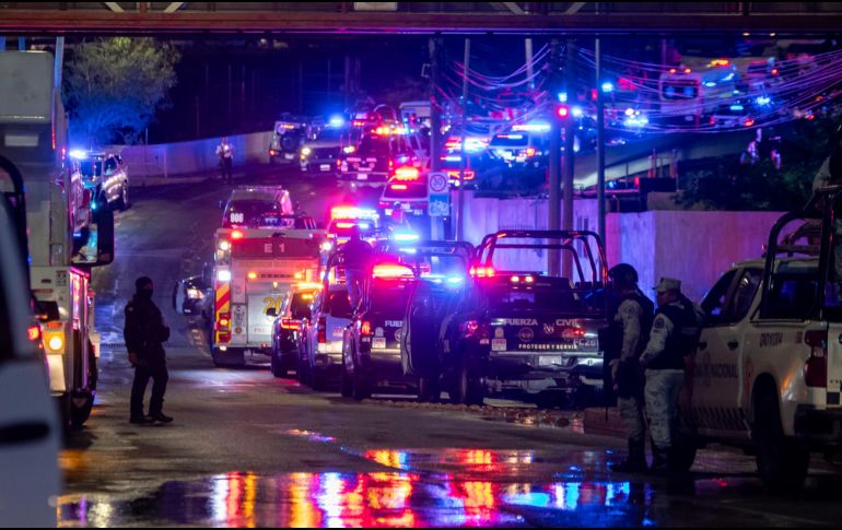 Elementos de la Guardia Nacional vigilan la zona del desplome. EFE/M. Sierra