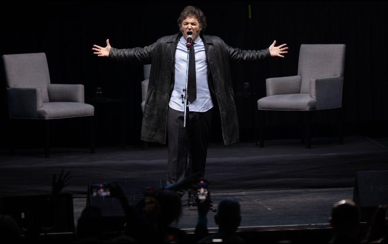 El presidente argentino, Javier Milei, cantando una canción de rock durante la presentación de su nuevo libro 
