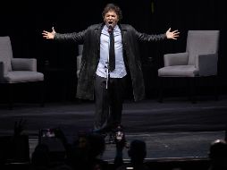 El presidente argentino, Javier Milei, cantando una canción de rock durante la presentación de su nuevo libro 