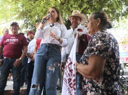 “Apoyo al campo”, fue a lo que se comprometió Claudia Delgadillo en su reciente recorrido por el municipio de Cuautitlán de García Barragán. CORTESÍA.