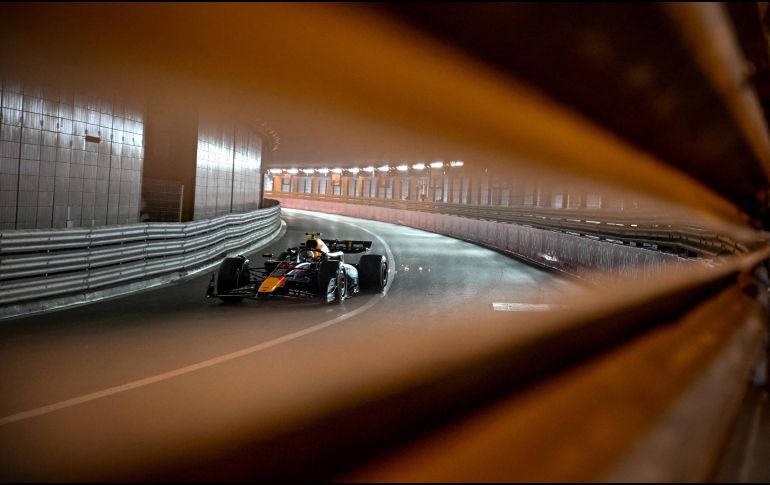 Ni Checo Pérez ni su compañero Max Verstappen tuvieron una buna jornada este viernes. AFP / N. Tucat