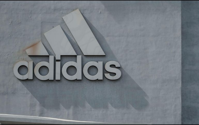 Estos tenis Adidas cuentan con una super oferta en Mercado Libre. ESPECIAL / Unsplash Henry & Co.