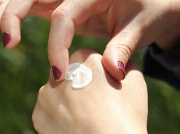 Estos granos son parte de la erupción por calor, llamada comúnmente urticaria, sarpullido o miliaria, y afecta a todas las personas por igual en esta temporada de temperaturas altas. ESPECIAL / Foto de Ana Essentiels en Unsplash