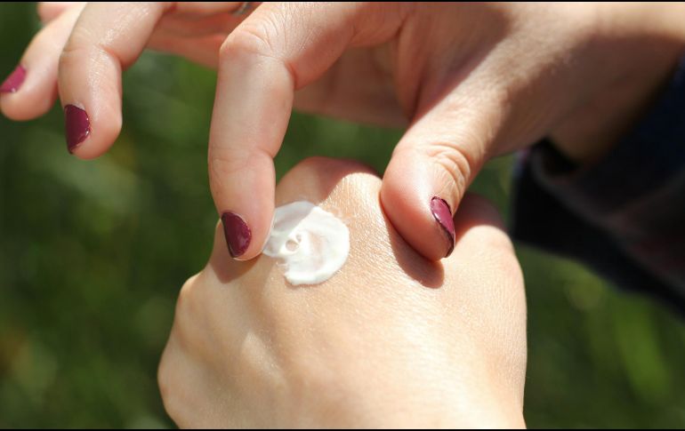 Estos granos son parte de la erupción por calor, llamada comúnmente urticaria, sarpullido o miliaria, y afecta a todas las personas por igual en esta temporada de temperaturas altas. ESPECIAL / Foto de Ana Essentiels en Unsplash