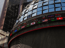 En la jornada, el peso se apreció un 0.23% frente al dólar, al cotizar a 16.69 unidades por billete verde, luego de los 16,73 en la jornada previa, según datos del Banco de México. NTX / ARCHIVO