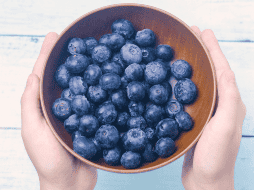 El consumo de moras está asociado con la prevención de diversas enfermedades. ESPECIAL/Canva