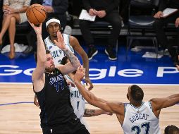 Luka Doncic realizó su tiro bajo la marca de Rudy Gobert, el Jugador Defensivo del Año en la NBA. EFE/C. Lassig
