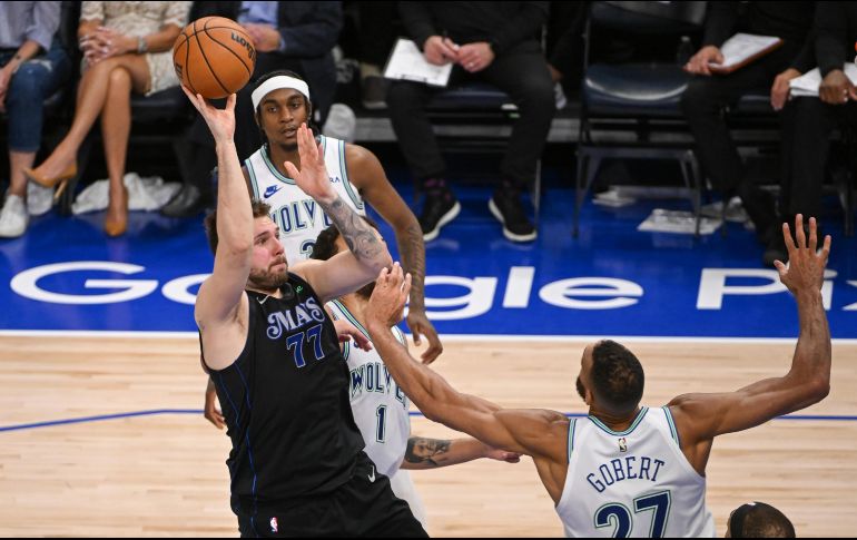 Luka Doncic realizó su tiro bajo la marca de Rudy Gobert, el Jugador Defensivo del Año en la NBA. EFE/C. Lassig