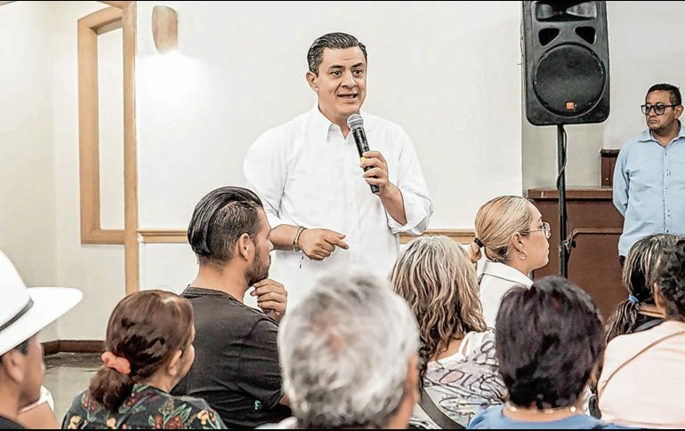 Chema Martínez dialogó ayer también con miembros de la Unión de Comerciantes del Mercado de Abastos. ESPECIAL