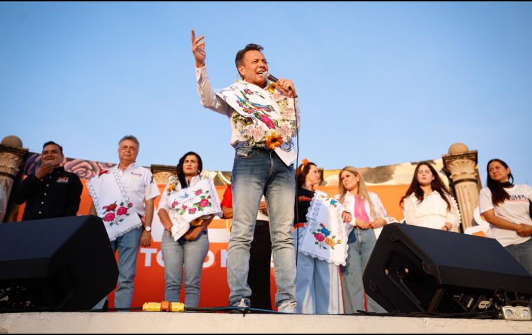 Lemus se comprometió a mejorar la infraestructura de San Martín de las Flores, donde dará un respaldo para construir una unidad deportiva en dicha entidad. CORTESÍA/Pablo Lemus.