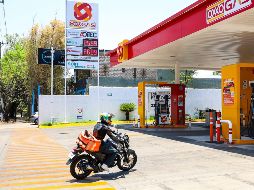 El costo de la gasolina cambia según la ubicación de la estación de servicio; la gasolinera ubicada en Avenida Patria, cerca de Naciones Unidas, se aprecia el tabulador en el que la Magna cuesta 25.59 y la Premium 26.89 por litro. EL INFORMADOR/A. Navarro